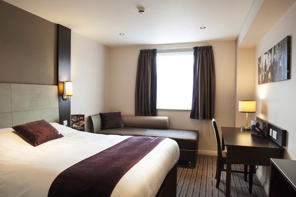 Premier Inn Stevenage Central Bagian luar foto