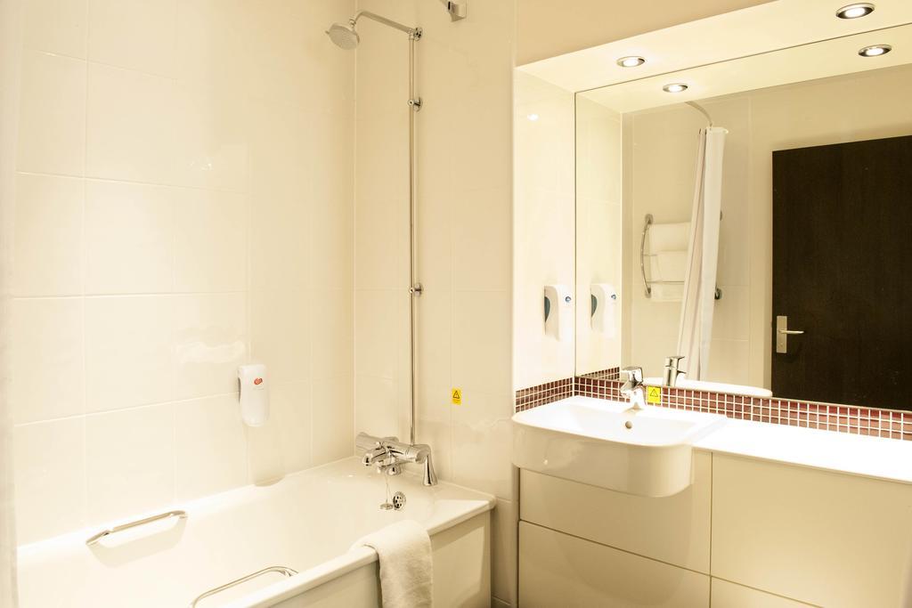 Premier Inn Stevenage Central Bagian luar foto